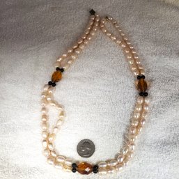Costume Jewelry - Pearls Necklace W/Amber