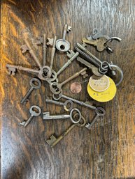 Batch Of Antique Antique Skeleton, Barrel Keys Etc