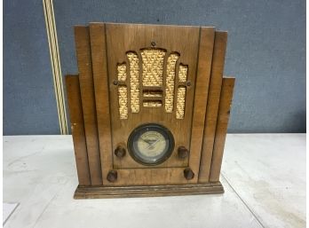 Antique Silvertone Table Top Art Deco Radio