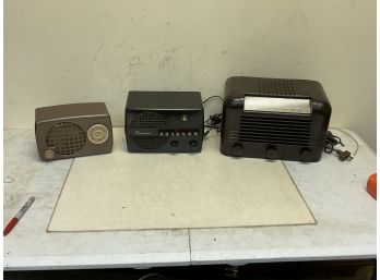 3 Vintage Radios Emerson, RCA, Arvin, Bakelite And Metal Cases