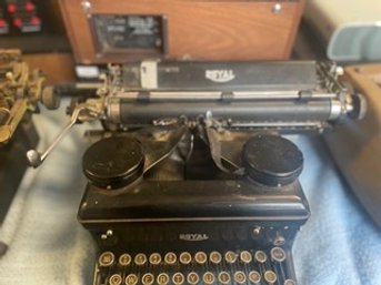 Antique Royal Typewriter (GP)