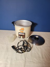 Vintage Hitachi Rice Cooker / Steamer. Model RD-4052. Tested And Working.   - - - - - - - - - - -Loc: FH