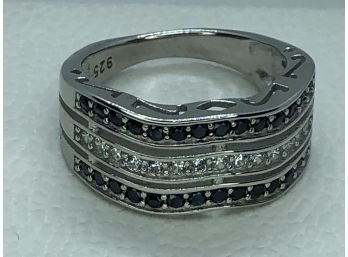 Lovely 925 / Sterling Silver Ring With Channel Set White Topaz & Onyx - Very Pretty Ring - Brand New !