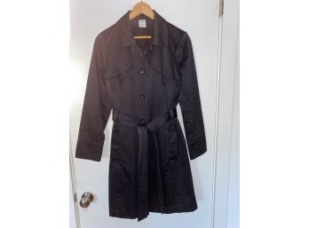 Old Navy Woman's Black Rain Jacket With Belt. Size Medium.