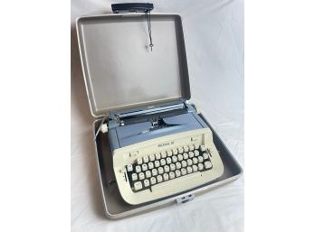 Royal 890 Typewriter