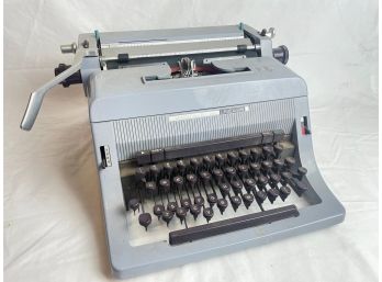 Olivetti Underwood LINEA88 Typewriter