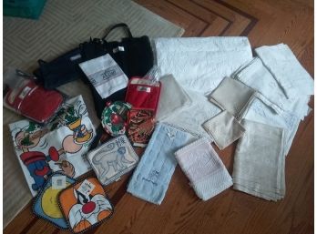 LARGE LOT Of 15+ Pieces Of NEW Or NICE Linens - Dining And Kitchen Items, Must See Photos