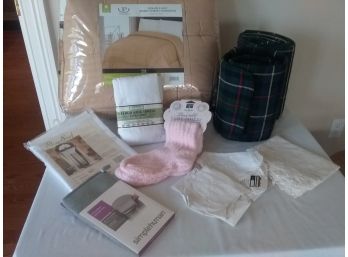 MISCELLANEOUS LINENS LOT - MOSTLY NEW!  Comforter, Travel Blankets, Doilies, More.....
