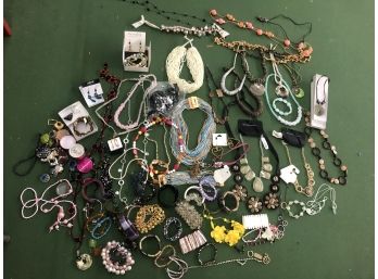 Huge Lot Of Costume Jewelry Many Never Worn With Original Tags Bracelets-necklaces-ear Rings & More