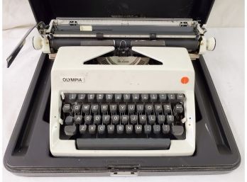 Quality Vintage Olympia Deluxe Manual Typewriter W/case - West Germany
