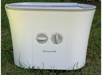 Honeywell Humidifier & Unopened Box Of Filters
