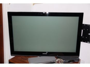 Samsung 40' TV With Wall Mount Bracket