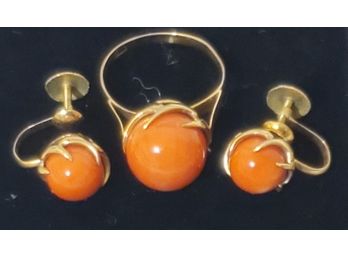 Wonderful Vintage Ladies 18K Yellow Gold & Red Coral Ring & Clip On Earring Set