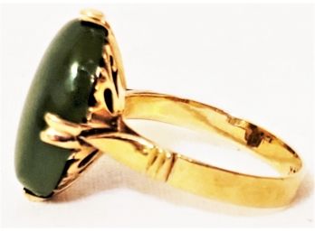 Beautiful Vintage 14K Yellow Gold & Jade Oval Cabochon In Lovely Setting Ladies Ring
