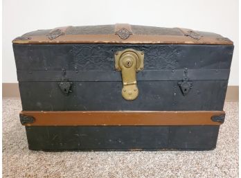 Nice Antique Wood Embossed Tin Topped Hump Back Steamer Trunk W/wheeled Bottom