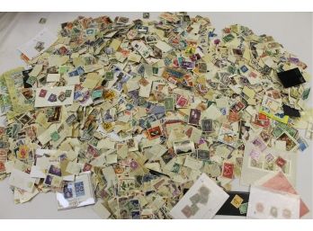 HUGE Assortment Of Vintage US & Foreign Postage Stamps!!