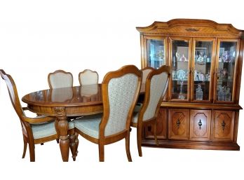 8 Piece Stanley Dining Room Set *Items In China Cabinet Are Not Included* Photographed With Leaves