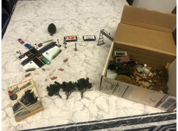 Vintage Lot Of HO Scale Train Accessories - BILLBOARDS And More See Pics