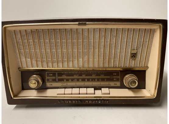 Grundig 2140U Wooden Case Radio