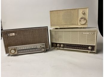 Two Zenith And A GE Vintage Radios