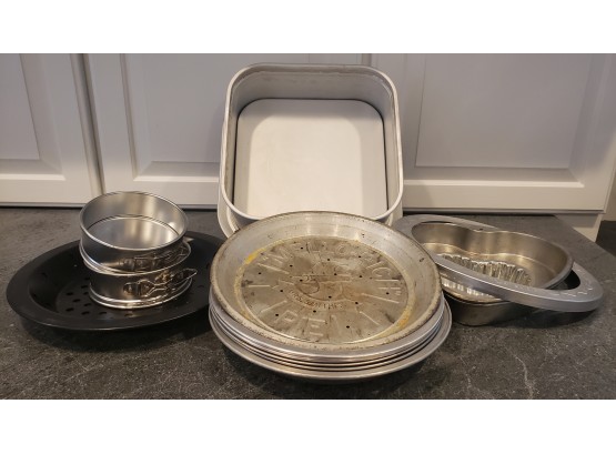 Nice Lot Of Pie Tins And Bakeware