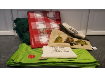 Pier One Imports Christmas Place Mats With Table Runners And Very Nice  Dark Green Table Cloth