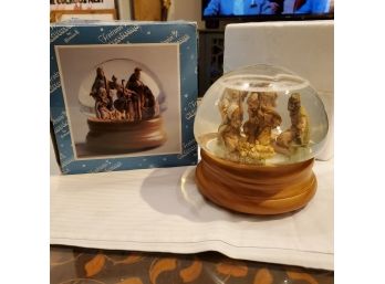 Fontanini Of Italy Nativity Figures In A Large Wind-up Music & Glitter Globe -plays 'O Come All Ye Faithful'