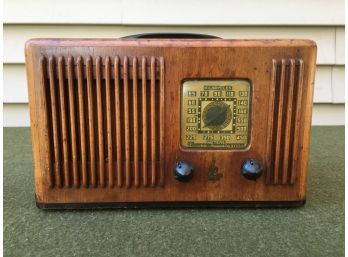 Emerson Wood Case Table Top Tube Radio. Original Bakelite Knobs. Red, White And Blue Pin Stripes. Works!