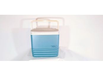 IGLOO Blue Cooler With Handle