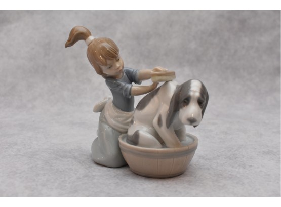 Lladro 'Lavando Al Perro' Figurine No 5.455