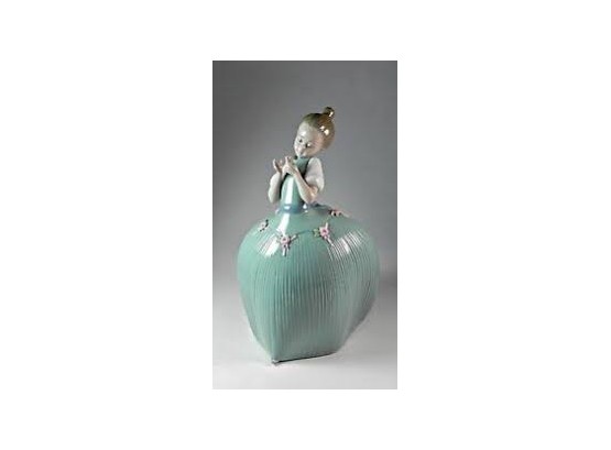 Lladro 'Girl In Green Dress' Figurine No 5118