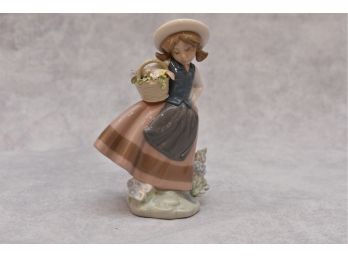 Lladro 'Linda Con Cesta' Figurine No 5.221