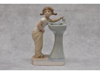 Lladro 'Clean-up Time' Figurine No 4838