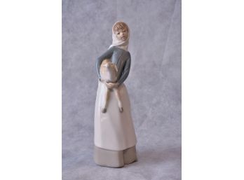 Lladro'Girl With Lamb' Figurine #4584