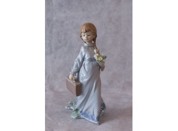 Lladro 'Flores A La Maestra' Figurine No 7.604