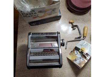 Atlas Pasta Maker - Rarely Used From VillaWare - Classic Italian Kitchenware -with Accessories & Box
