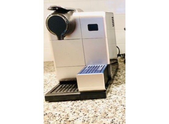 DeLonghia Espresso Machine & Aeroccino Pot