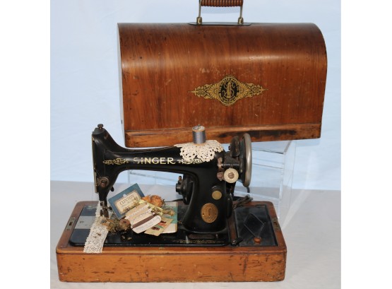 Antique Singer Sewing Machine In Wood Case
