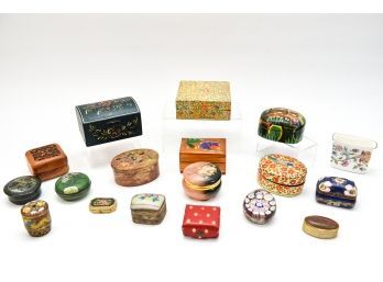 COLLECTION OF TRINKET BOXES IN VARIOUS SIZES AND SHAPES