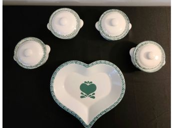 Country Heart Pattern, Pie Dish And 4 Covered Personal Size Crocks