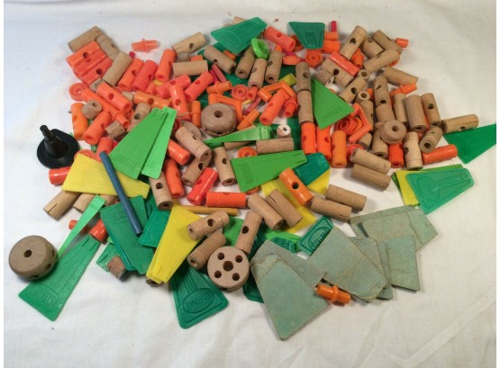Vintage Tinker Toy Lot Of 175 Pieces Tinkertoys Wood And Plastic Parts