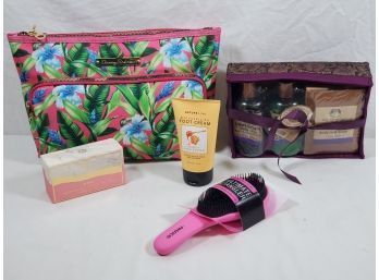 New Bath And Beauty Lot Including Tommy Bahama Bag And Body Shop