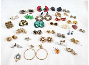 Thirty Pairs Of Ladies Retro Pierced And Clip On Style Fashion Earrings & Pendants