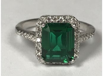 Fabulous Emerald Green Stone With White Sapphires In Sterling Silver / 925 Ring VERY ELEGANT !