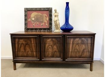 Mid Century Modern Stanley Furniture 9 Drawer Dresser / Chest - Amazing Walnut Gain