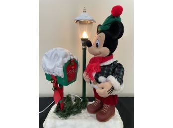 DISNEY Christmas Mickey Mouse Figurine 1995