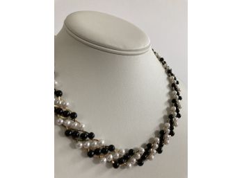Black & White Pearl Alternating Pattern Necklace