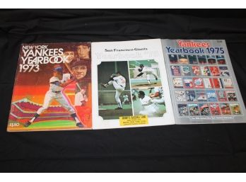 Lot Of 1970s Yankees And Giants Baseball Yearbook Magazines.