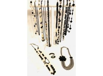 Black And White Elegance Collection - 16 Pieces