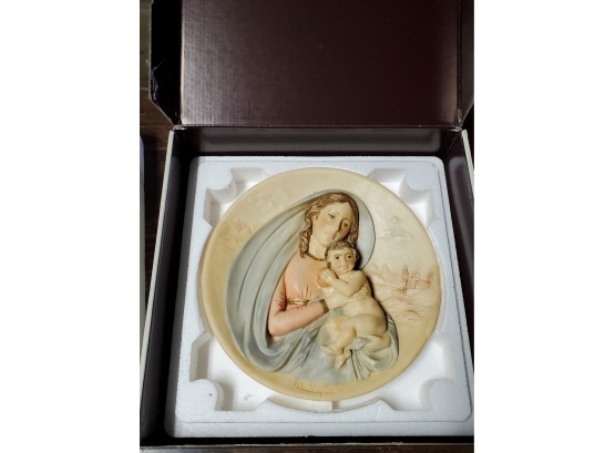 1987 Religious Beauty! Deluxe 3- D - Italian Decorative Plate - The Virgin Mary & Baby Jesus. 8 1/4' Diam.
